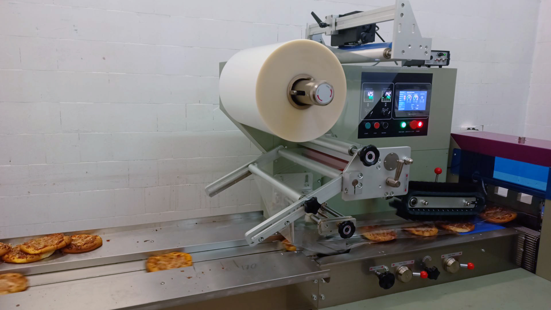 Упаковка мини-пицц в пакет флоу-пак Упаковка мини-пицц в пакет флоу-пак