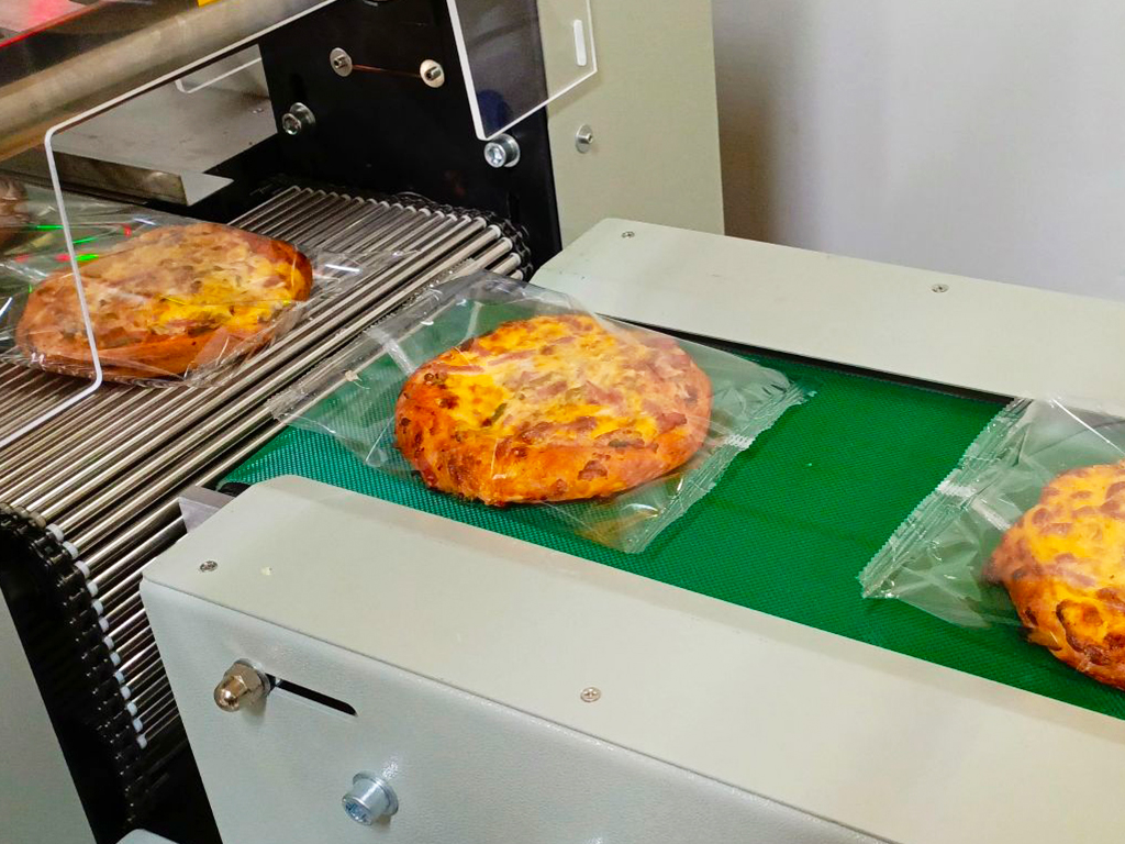 Сервоприводный горизонтальный упаковочный автомат MAGIKON-450AGDTS на хлебозаводе в селе Пурех. Сервоприводный горизонтальный упаковочный автомат MAGIKON-450AGDTS на хлебозаводе в селе Пурех.