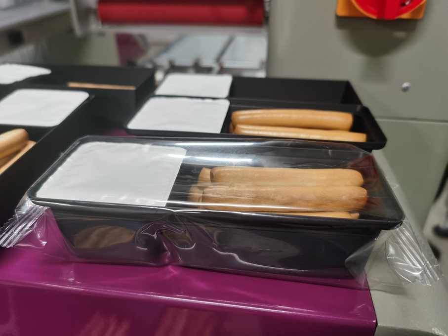 Горизонтальный упаковочный автомат MAGIKON-350AGD на пищевом производстве в Нижнем Новгороде Горизонтальный упаковочный автомат MAGIKON-350AGD на пищевом производстве в Нижнем Новгороде