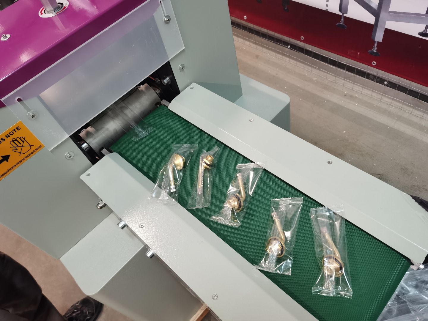 Поставка сервоприводного горизонтального автомата MAGIKON-250AGXS для упаковки автоаксессуаров Поставка сервоприводного горизонтального автомата MAGIKON-250AGXS для упаковки автоаксессуаров