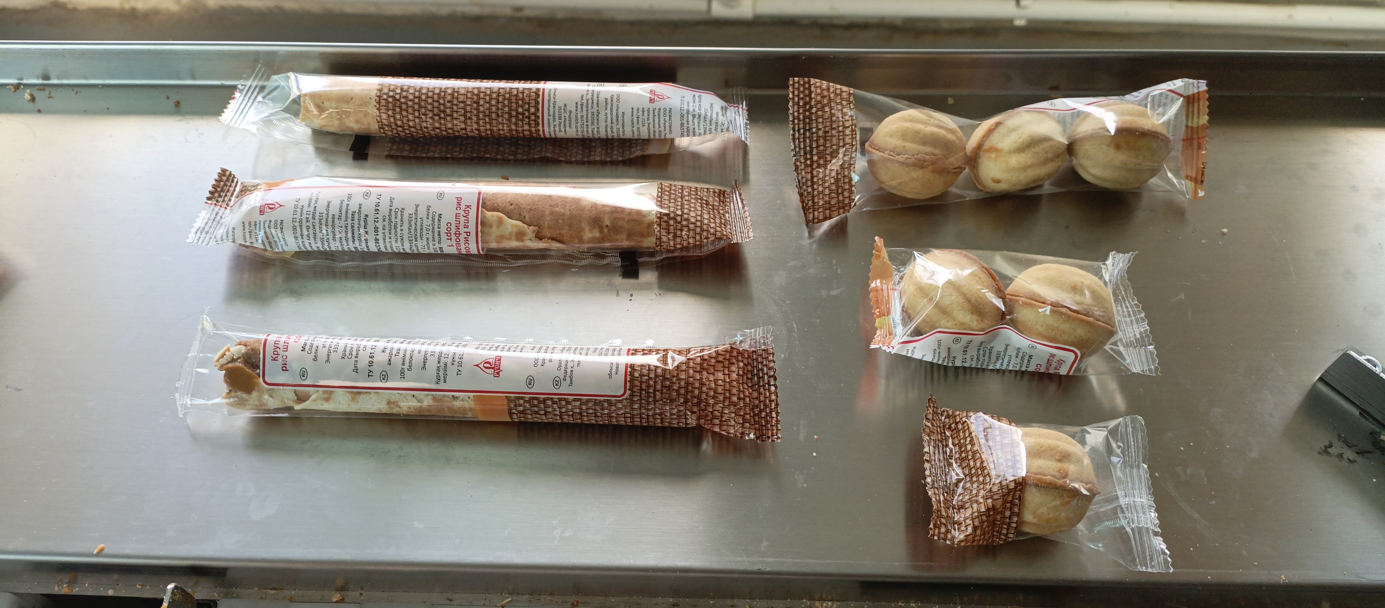 Сервоприводный горизонтальный упаковочный автомат MAGIKON-350AGDS DAN на производстве кондитерских изделий  Сервоприводный горизонтальный упаковочный автомат MAGIKON-350AGDS DAN на производстве кондитерских изделий